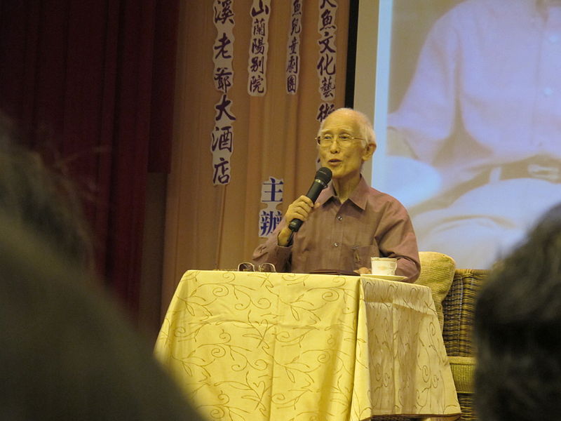 「右手寫詩，左手寫文」詩人余光中病逝高雄　享壽89歲