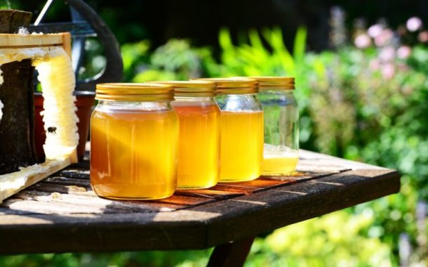 熟齡簡易食療：蜂蜜香油水可調理腸道