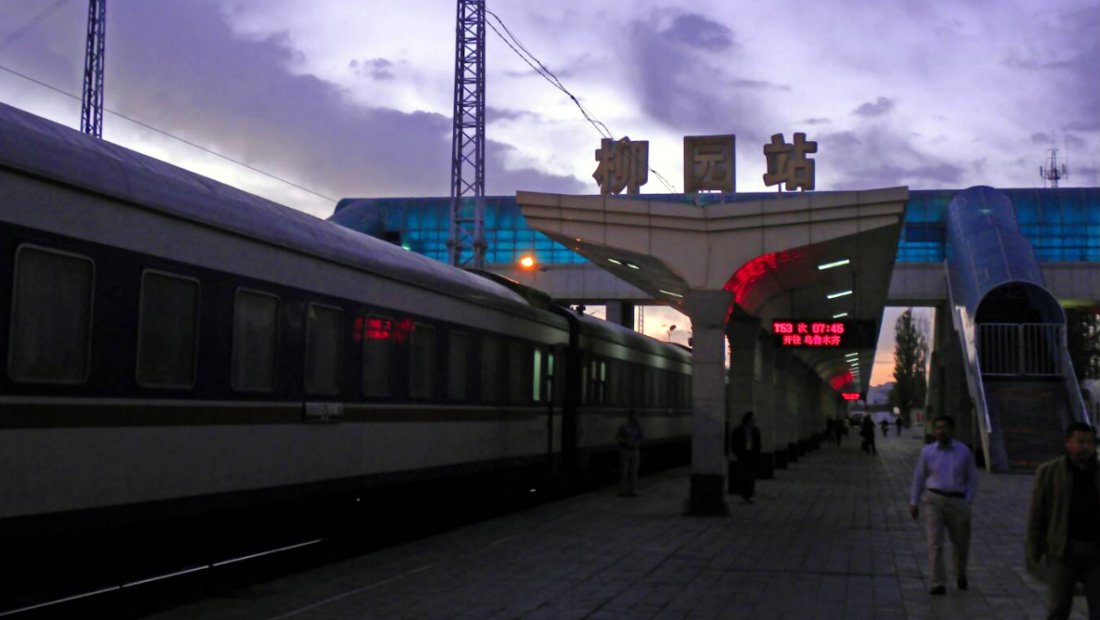 搭蘭新鐵路夜行火車穿戈壁，每一站都有奇遇