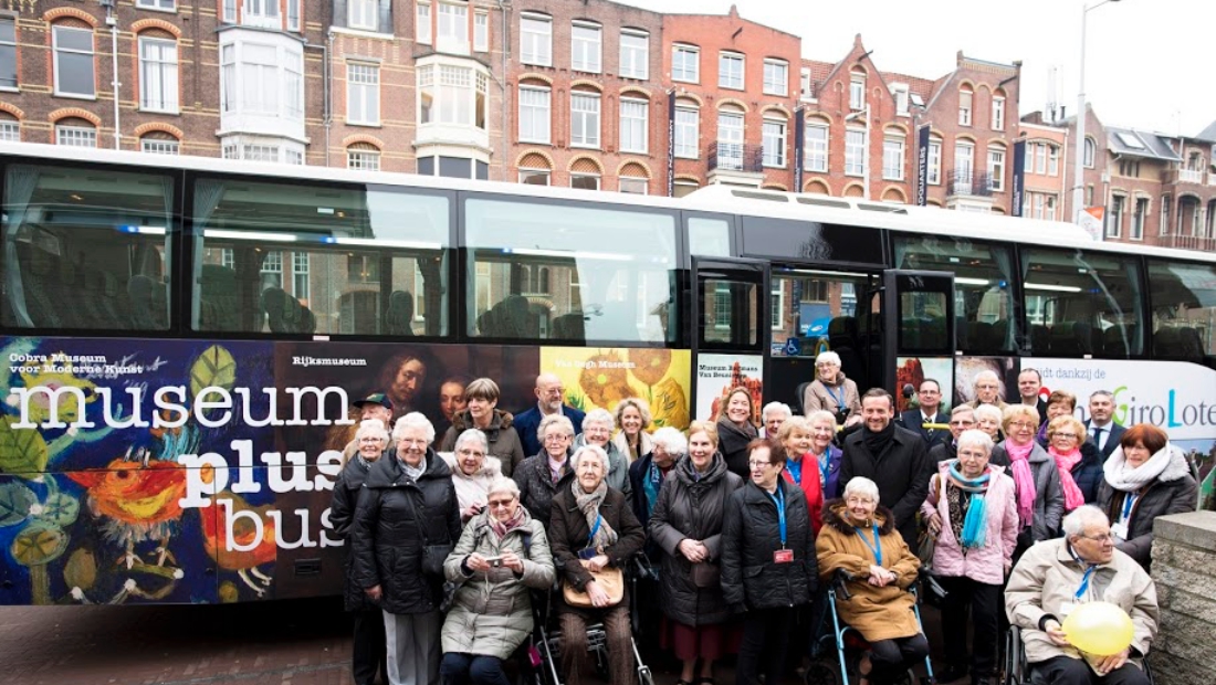 荷蘭彩券公司用博物館巴士  讓行動不便長者免費看梵谷