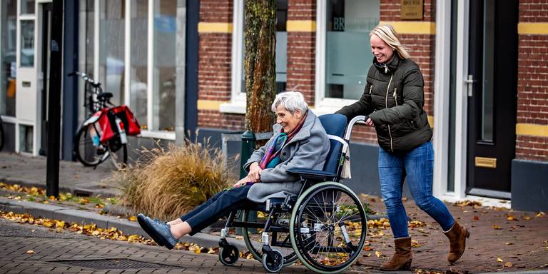 荷蘭傳真｜小鎮濃情鄰里接力，讓輪椅作家阿嬤暢行無阻