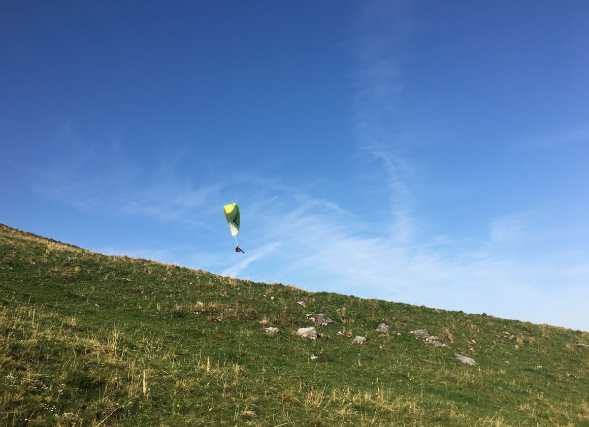 瑞士傳真｜阿爾卑斯山上的自由飛行 – 不退休的飛行傘專家