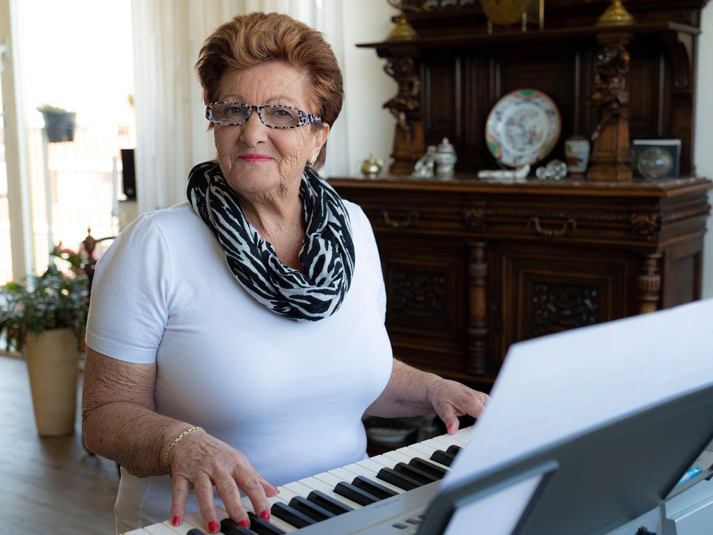 全球樂齡｜71歲鍵盤阿嬤音樂彈奏線上爆紅，獲IG「最佳在家防疫獎」　