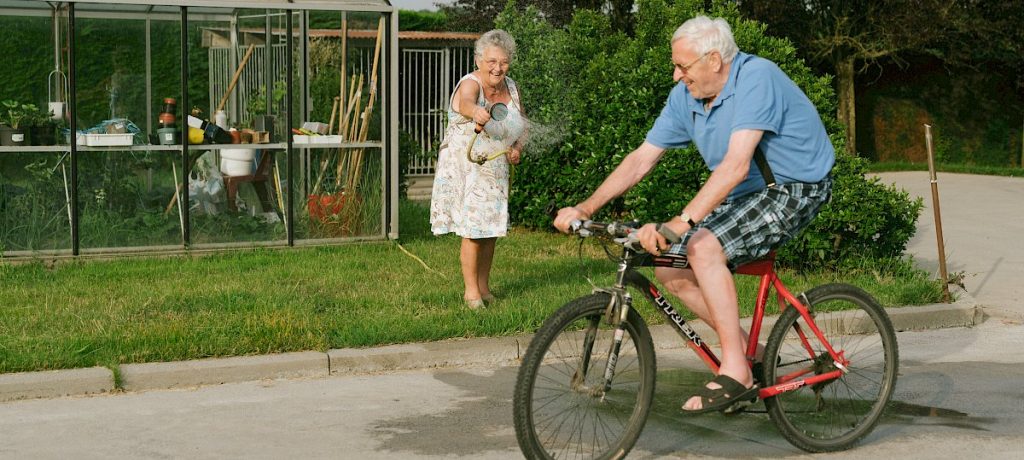 爺奶用科技談戀愛! 80歲爺爺陷入愛河，甜蜜情侶照吸睛