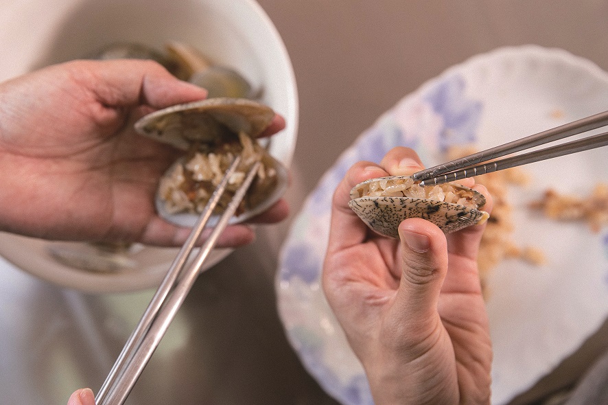 澎湖秋芳媽媽 : 清明的大蛤飯，年輕人吃的是新奇，老一輩才懂箇中感動。