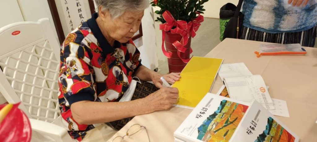 85歲臺東藝術家張蘭芳 自學有成出版第一本創作詩集