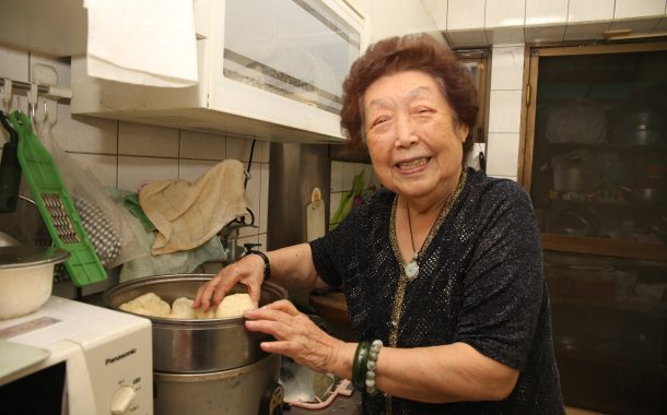 94歲老奶奶自在快樂的人生智慧 : 「給別人幫助你的機會」
