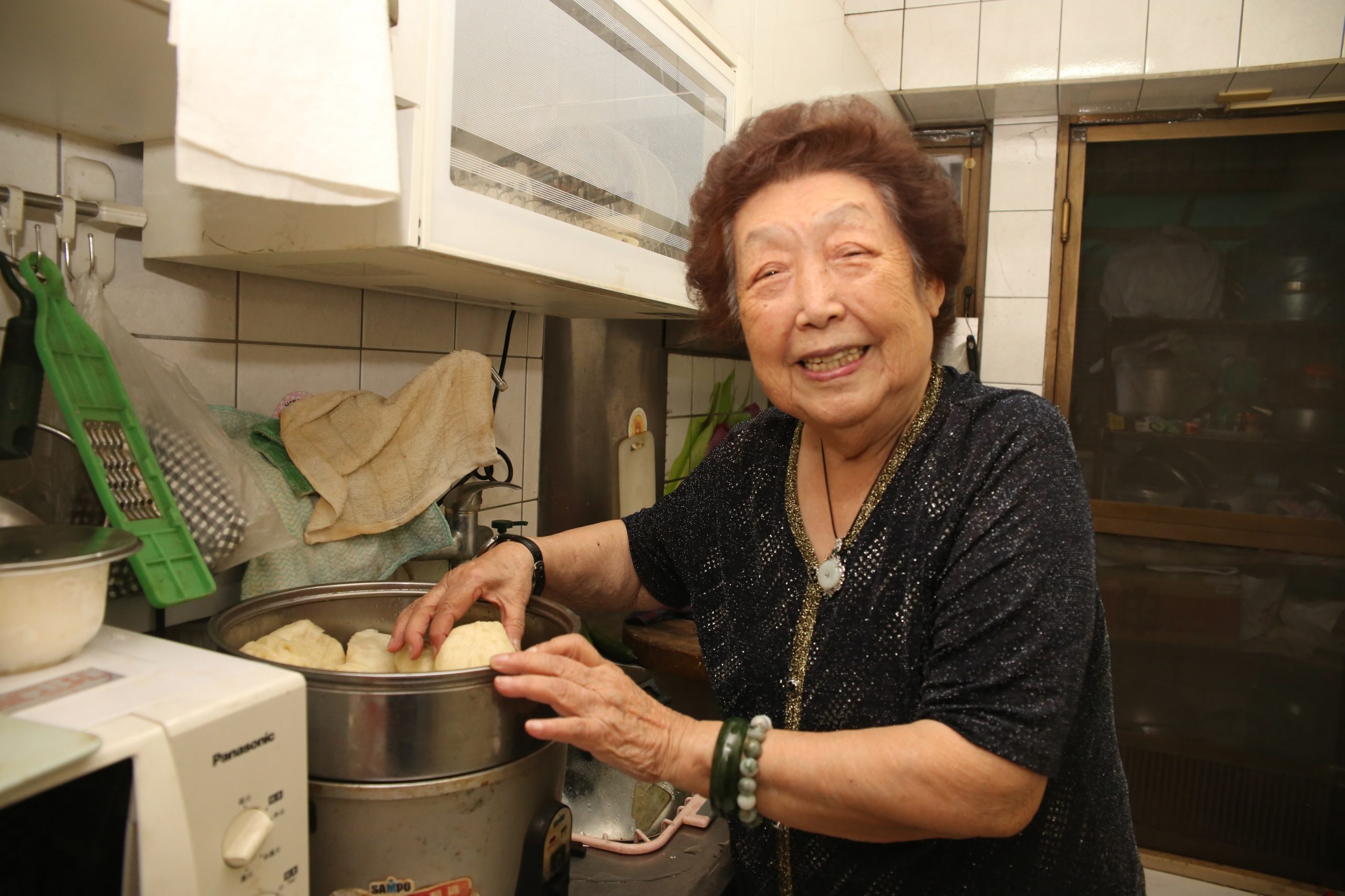 94歲老奶奶自在快樂的人生智慧 : 「給別人幫助你的機會」