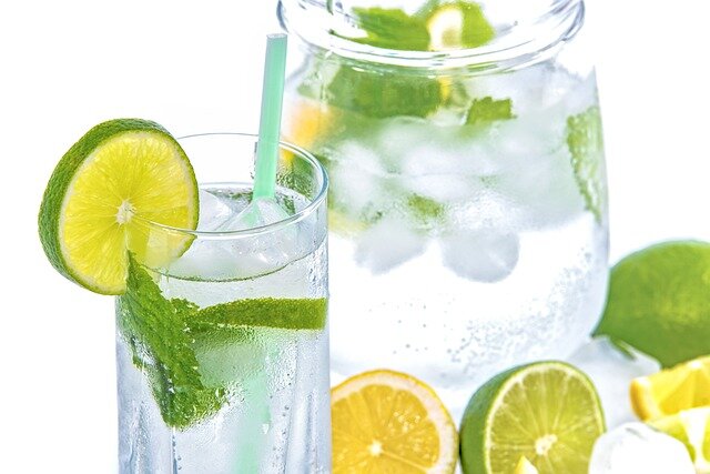 對於照顧水都喝不多或不愛喝水的患者，絕對要試試試看檸檬水這招。(圖片來源/pixabay)