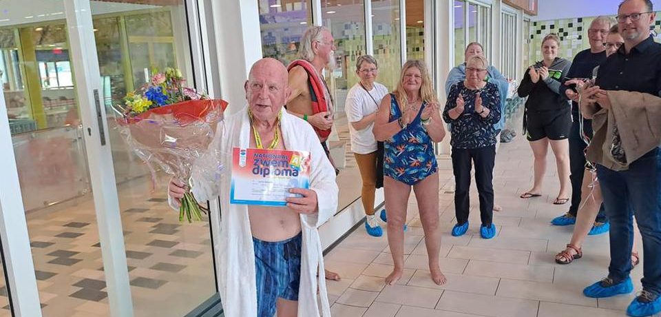 一輩子假裝會游泳，78歲爺爺終於拿到游泳檢定證照，生命中最大的成就解鎖！