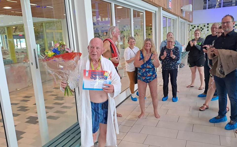 一輩子假裝會游泳，78歲爺爺終於拿到游泳檢定證照，生命中最大的成就解鎖！