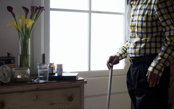 大學教授獨自拉拔8位博士兒女  92歲被棄置安養院！他掀開棉被見慘況