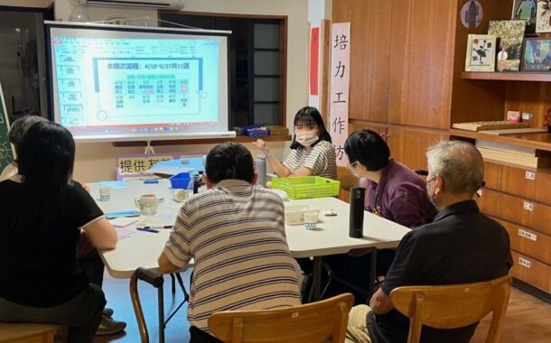 【失智據點的下一站】英文導覽也ok！81歲失智伯伯全英語接待外賓　互助家庭激發失智者潛能