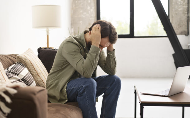 四十歲後的疲倦與易怒,可能與睪固酮下滑有關──男性更年期的三大症狀與調整方法