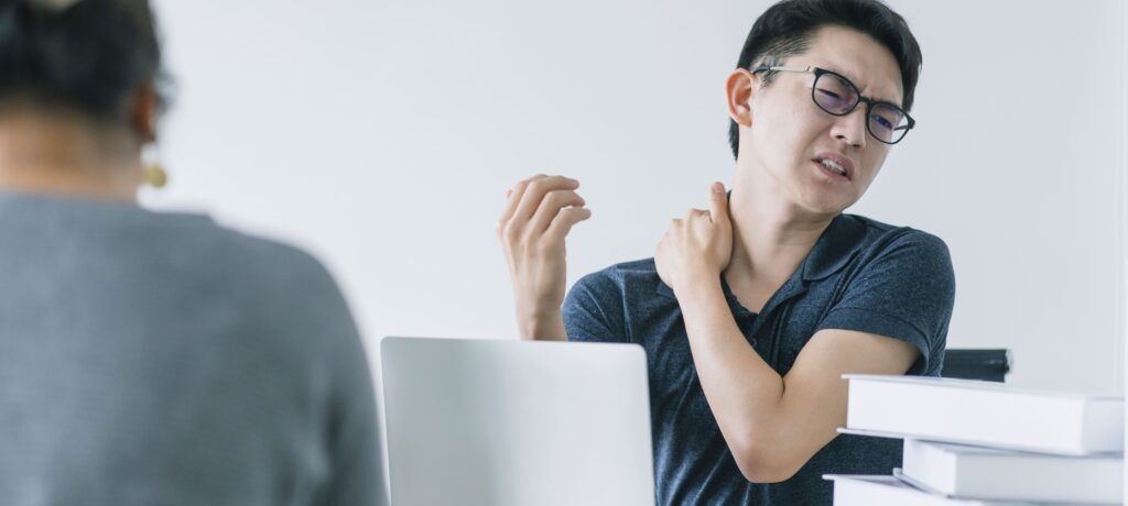 肩頸痠痛怎麼辦？醫師建議的三種伸展方式