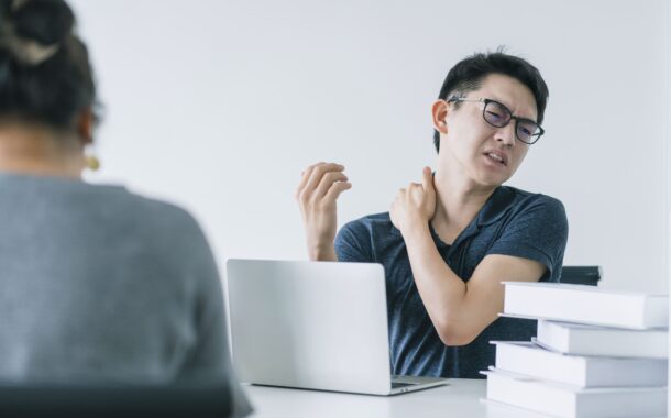 肩頸痠痛怎麼辦？醫師建議的三種伸展方式