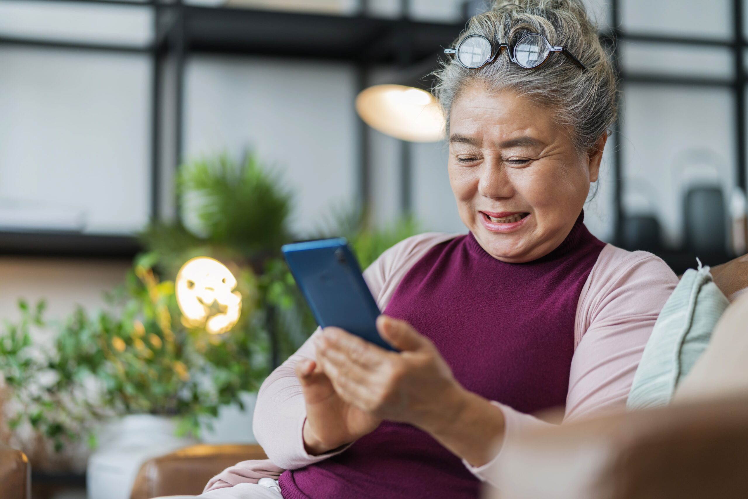 滑手機真的讓人更孤單嗎？心理學告訴你網路社群怎麼用