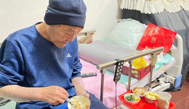 成功拔除鼻胃管！彈珠檯、曬衣夾、童玩吹龍都是訓練神器