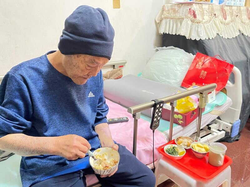 成功拔除鼻胃管！彈珠檯、曬衣夾、童玩吹龍都是訓練神器