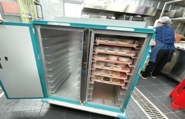 中午時分，廚師將飯菜放入航空級保溫餐車。