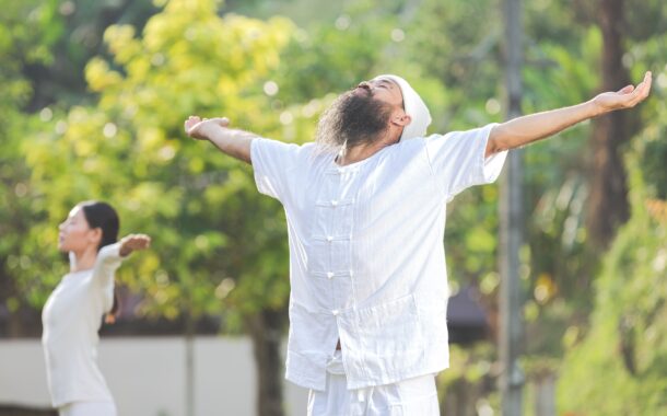 想瘦小腹，先別急著練腹肌！改善駝背更重要