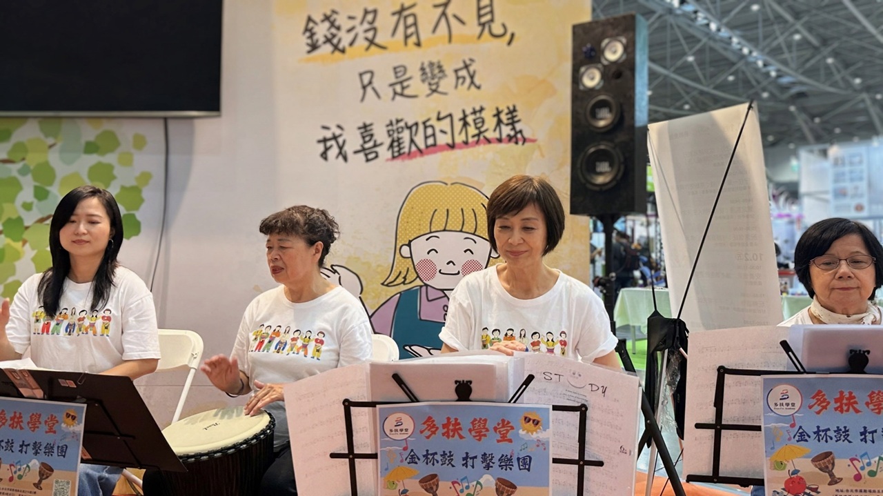 來自不同年齡層的多扶金杯鼓學員,齊聚一堂專注演奏非洲鼓。(圖:安可人生)