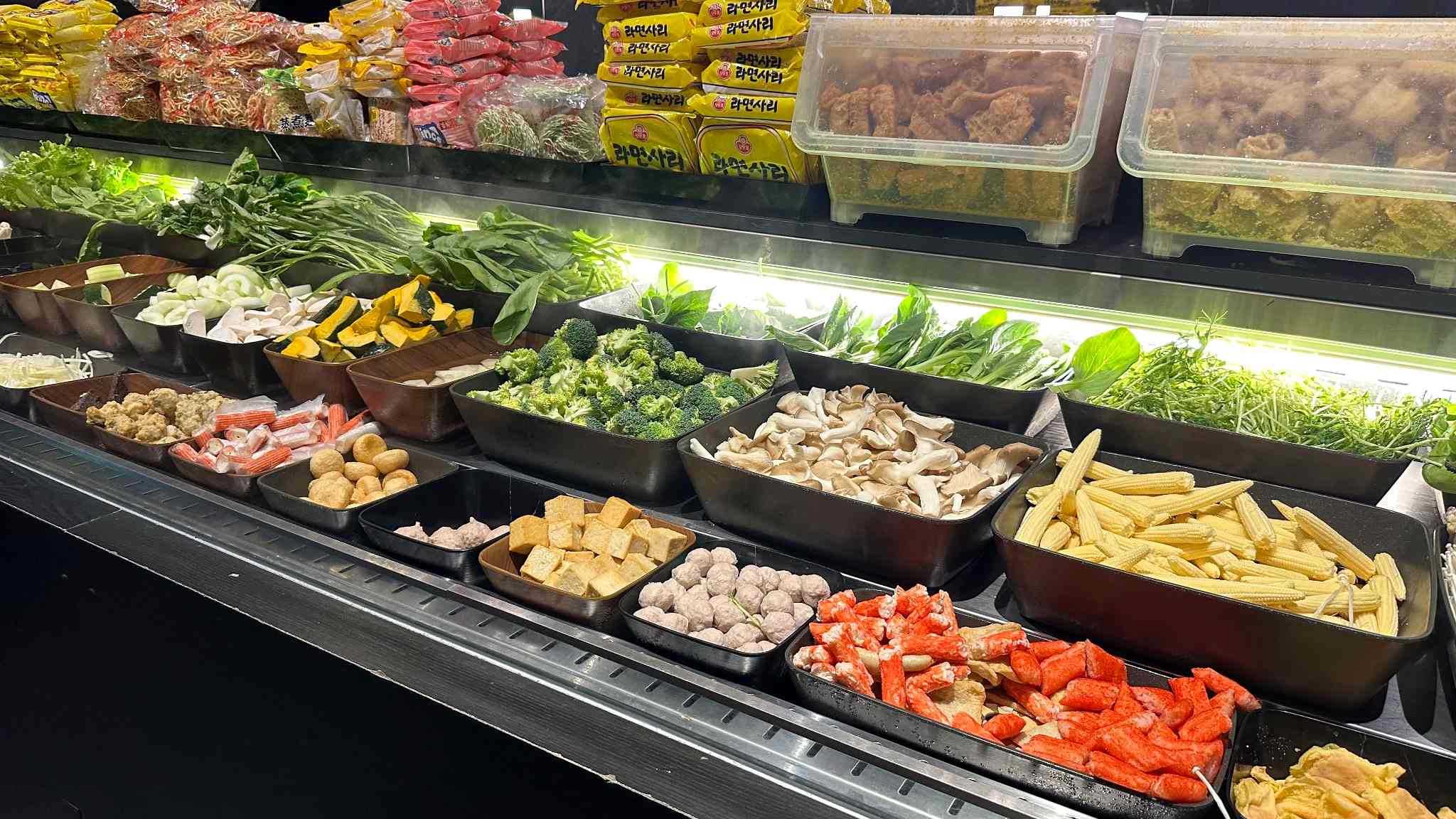 當天午餐仍有加工食品，但更多的綠葉和根莖類蔬菜。（圖：安可人生）