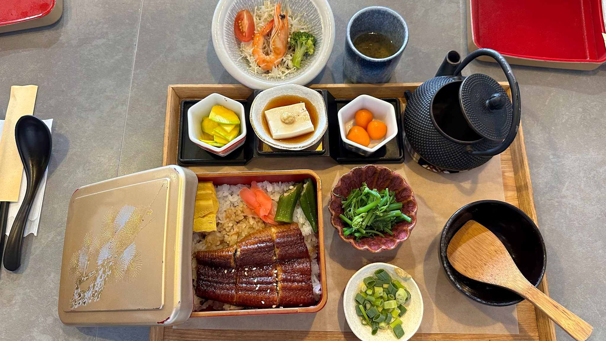 飯盒裡盛著國產稻米，茶湯則以阿里山在地茶葉沖泡，讓旅人從一餐一茶，品味在地風土。（圖：安可人生）
