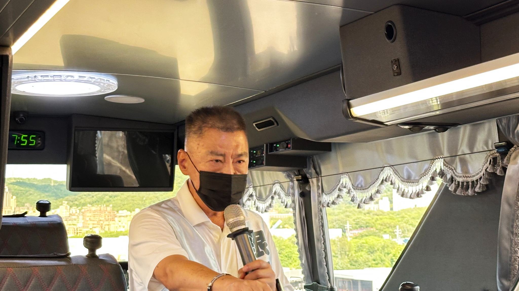 六旬的楊又實為此行嚮導，總是先一步想到熟齡旅人會在意的事情，進而提供對應的服務。（圖：安可人生）