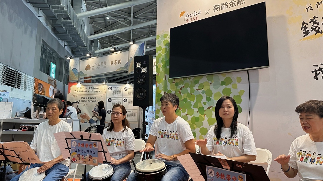 來自不同年齡層的多扶金杯鼓學員,齊聚一堂專注演奏非洲鼓。(圖:安可人生)
